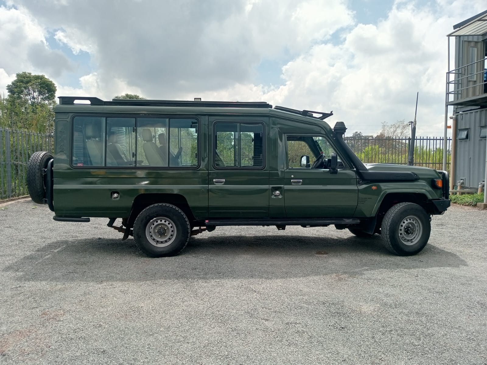 You are currently viewing Airport Transfers & Car Rentals for Uganda Safaris – Muganzi Safaris